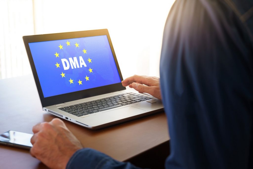 Numérique : que sont le DMA et le DSA, les règlements européens qui visent à réguler internet ?