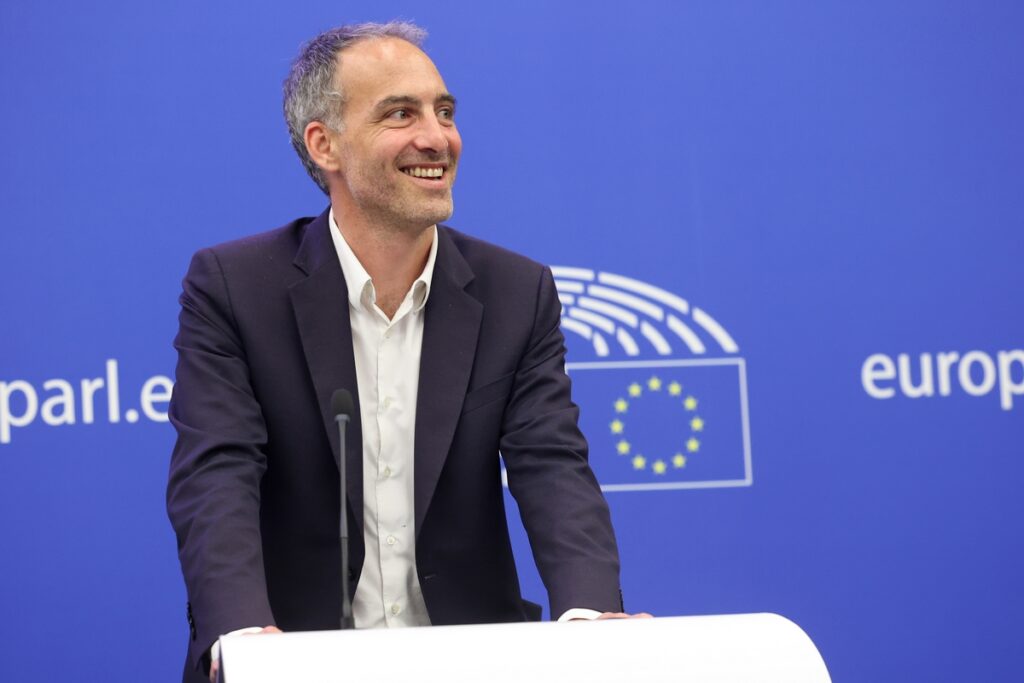 Elections européennes : le Parti socialiste approuve une liste menée par Raphaël Glucksmann