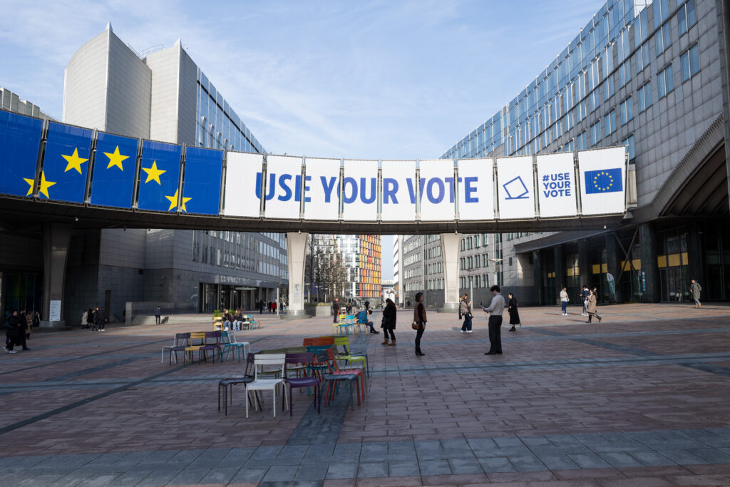 Elections européennes : selon un sondage à l'échelle de l'UE, les partis europhiles résistent à la progression de la droite radicale