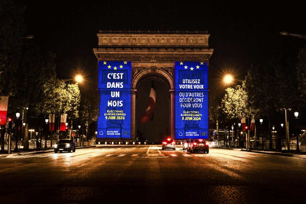 [Diaporama] Journée de l'Europe : des bâtiments emblématiques, dont l'Arc de Triomphe, illuminés aux couleurs de l'Europe