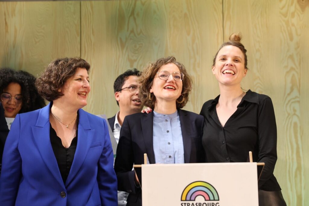 Marie Toussaint (au centre) a tenu un meeting fin avril à Strasbourg, aux côtés de la maire de la capitale alsacienne Jeanne Barseghian (à gauche) et de la co-cheffe de file des écologistes européens, l'Allemande Terry Reintke (à droite)