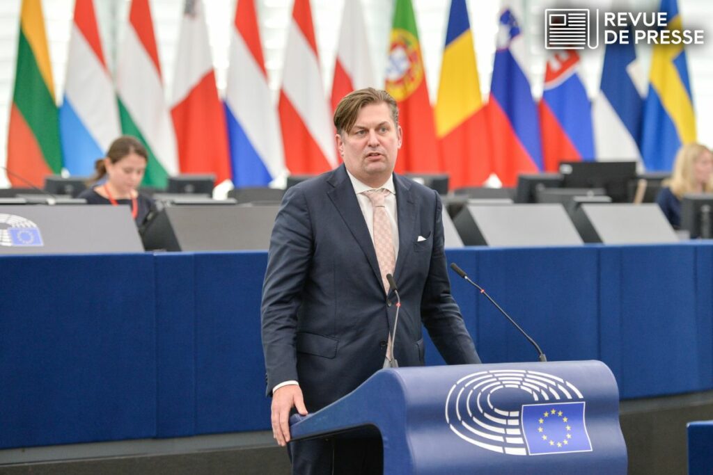 L'eurodéputé allemand Maximilian Krah, ici au Parlement européen en décembre 2023, reste la tête de liste du parti d'extrême droite AfD pour les élections européennes malgré son éviction de la campagne en raison de propos controversés - Crédits : Parlement européen