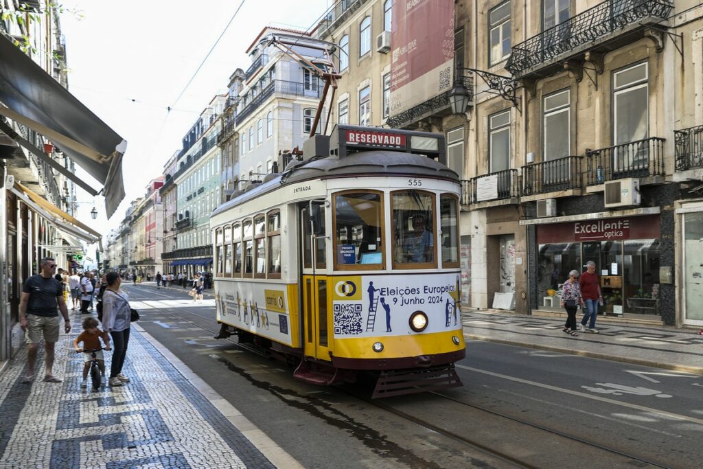 Le 9 juin, date à laquelle les Portugais iront vote, s'affiche sur les tramways de la ville de Lisbonne