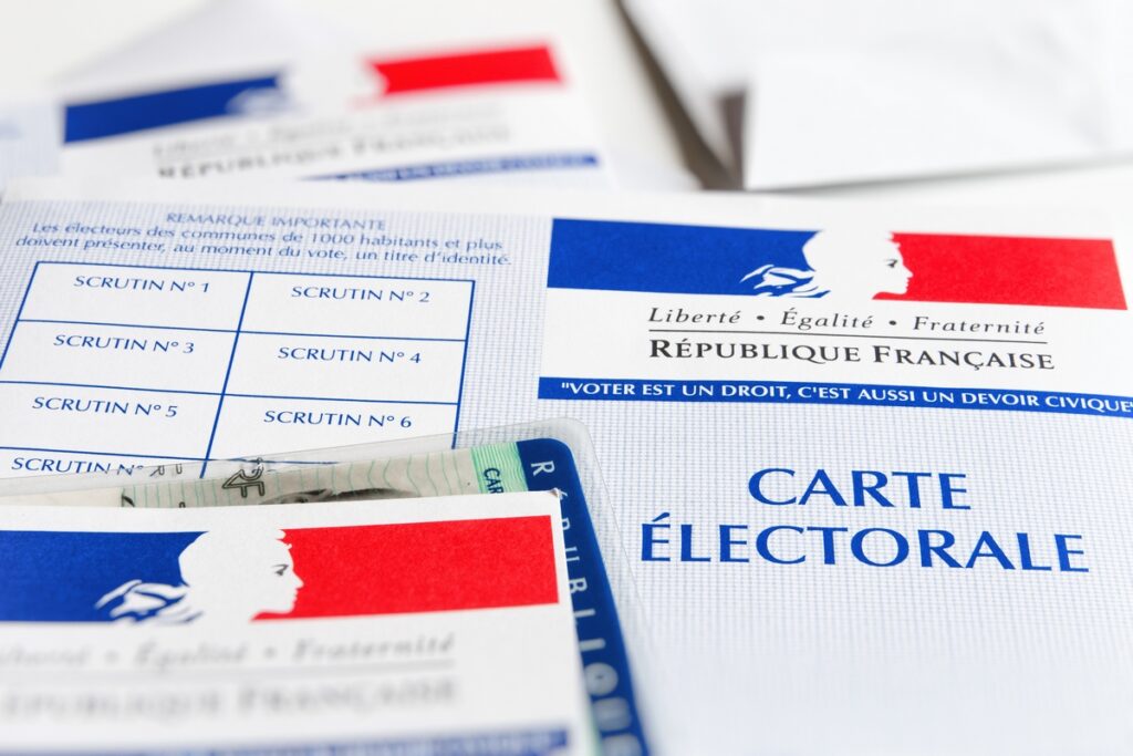 En France, pour qu'un suffrage soit considéré comme "exprimé", un électeur doit choisir une seule liste de candidats