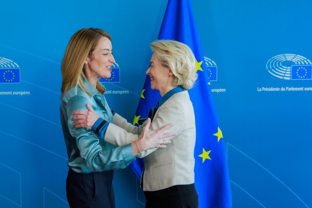 Les présidentes du Parlement européen, Roberta Metsola (à gauche), et de la Commission européenne, Ursula von der Leyen (à droite) pourraient rempiler pour un second mandat